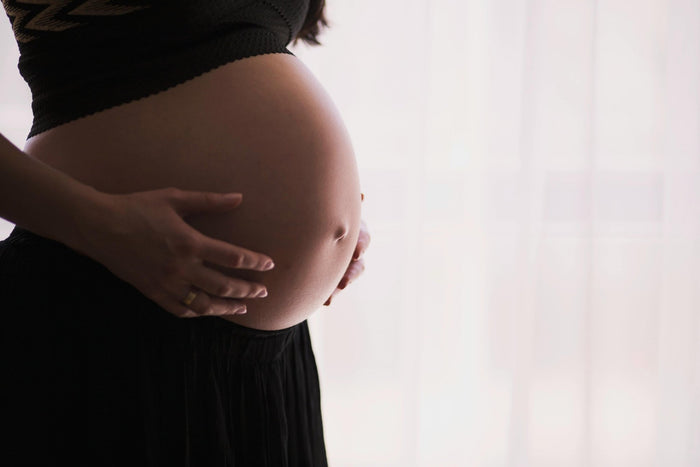 Ventre de femme enceinte vu de profil