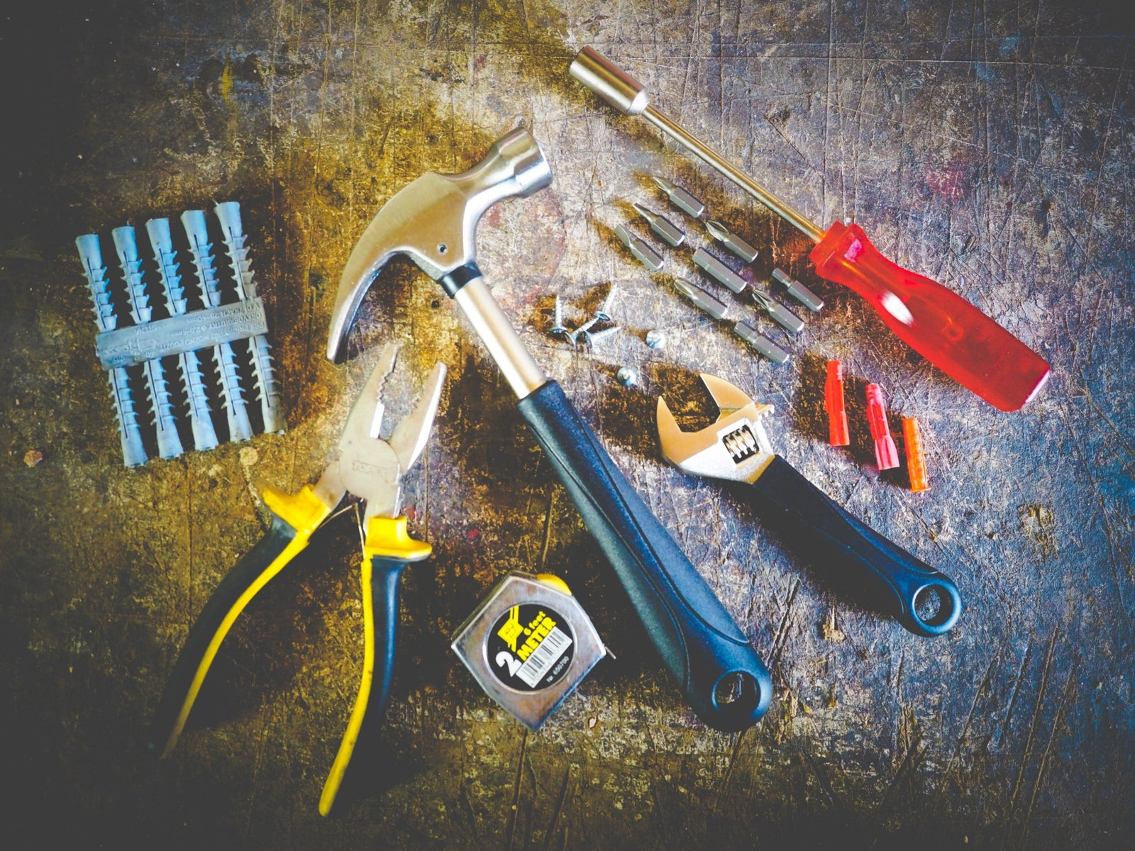 Outils rangés sur une table