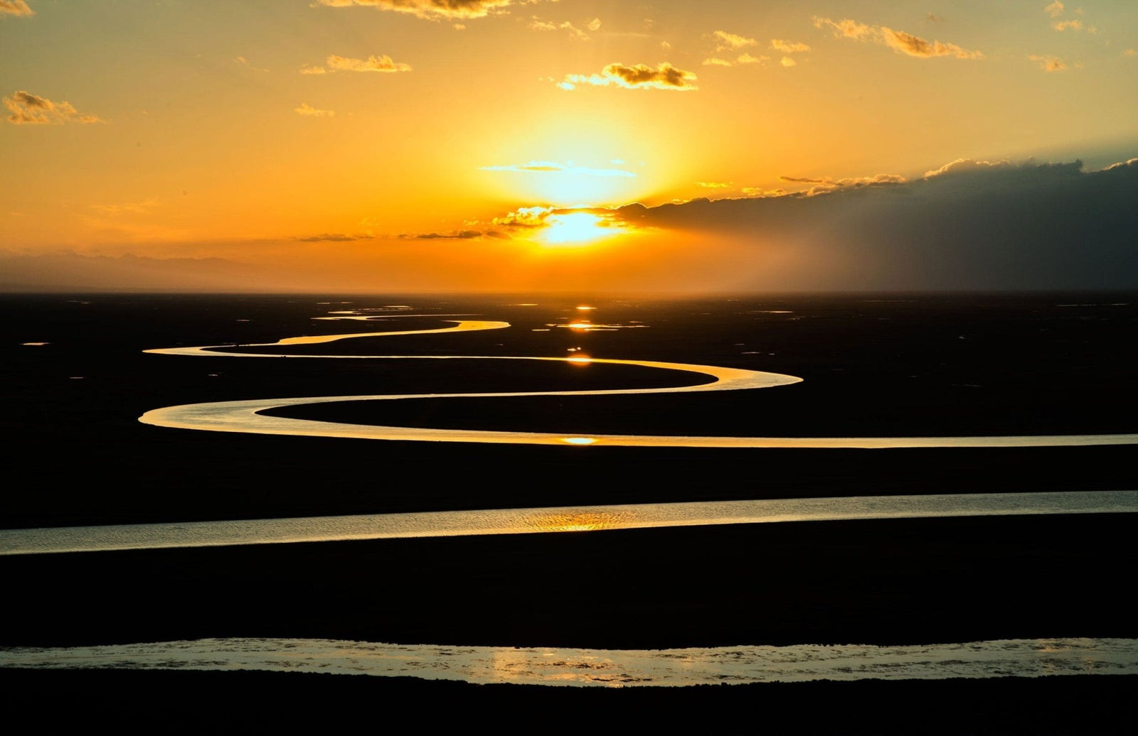 Un cours d'eau sinueux au crépuscule