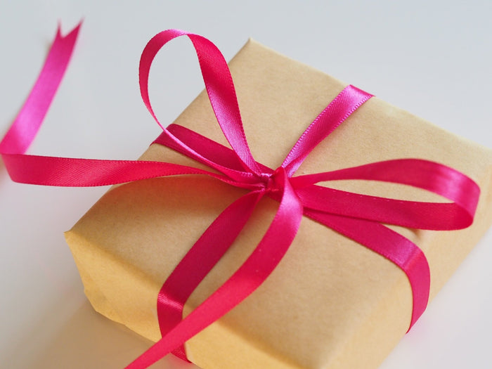 Coffret cadeau avec un nœud rouge
