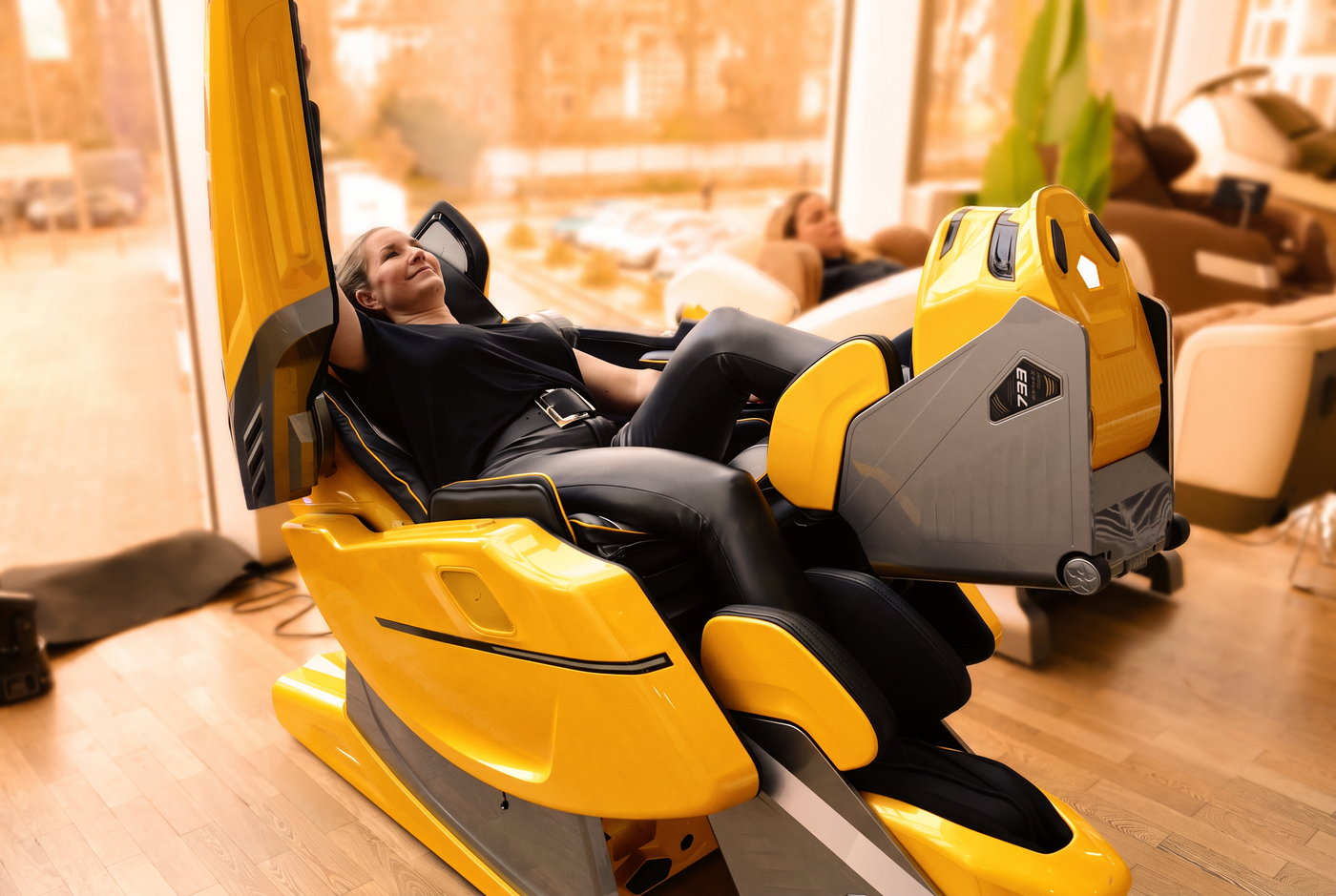 Bodyfriend 733 Massagesessel – Dame entspannt, Umfeld in Markenorange
